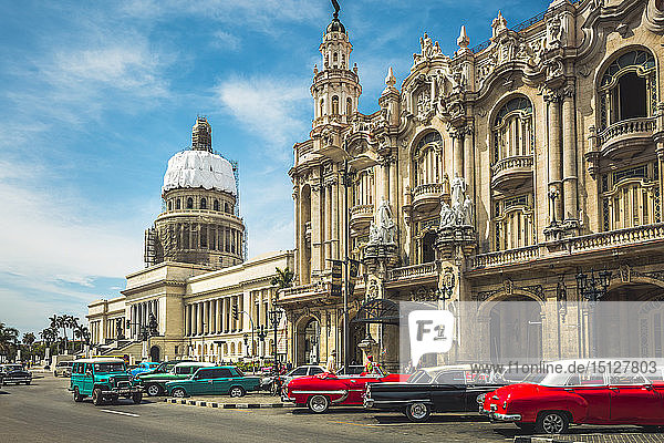 Alte amerikanische Taxis  geparkt vor dem Gran Teatro de La Habana und El Capitolio  Havanna  Kuba  Westindien  Karibik  Mittelamerika
