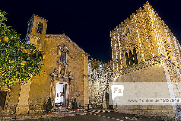 Beleuchtete Kirche Santa Caterina und Corvaja-Palast bei Nacht  Taormina  Sizilien  Italien  Europa