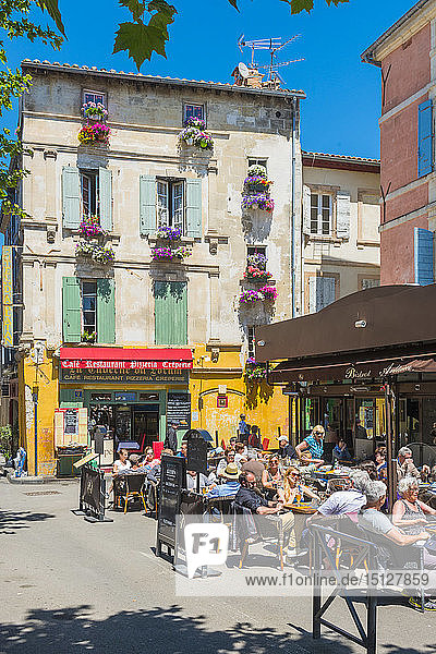 Cafe in Arles  Bouches du Rhone  Provence  Provence-Alpes-Cote d'Azur  Frankreich  Europa