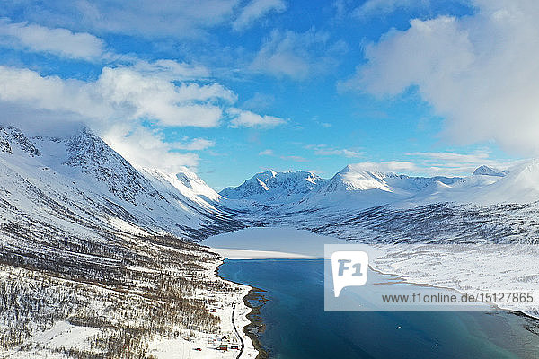 Drohnenansicht von Nordlenangen  Halbinsel Lyngen  Provinz Troms  Norwegen  Skandinavien  Europa