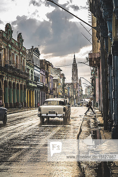 Typische Straße in La Habana und Kathedrale in der Ferne im Regen  Havanna  Kuba  Westindien  Karibik  Mittelamerika