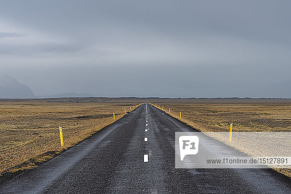 Die isländische Ringstraße mit stimmungsvollem Himmel  Südisland  Island  Polarregionen