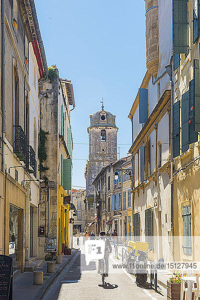 Reiten durch Arles  Bouches du Rhone  Provence  Provence-Alpes-Cote d'Azur  Frankreich  Europa