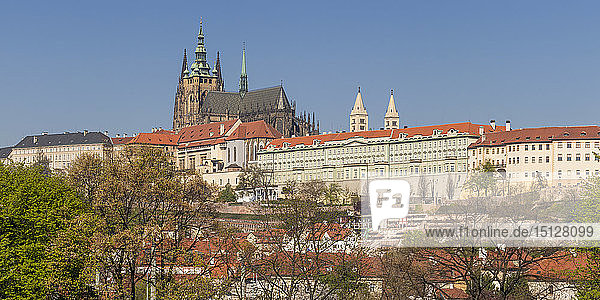 Panoramablick auf die Prager Burg und den Veitsdom  UNESCO-Weltkulturerbe  Prag  Böhmen  Tschechische Republik  Europa