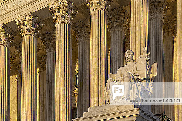 Blick auf den Obersten Gerichtshof der Vereinigten Staaten bei Sonnenuntergang  Washington D.C.  Vereinigte Staaten von Amerika  Nordamerika