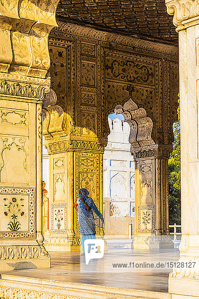 Frau im Khas Mahal im Roten Fort  UNESCO-Weltkulturerbe  Alt-Delhi  Indien  Asien