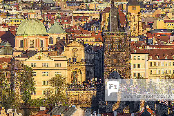 Blick von der Prager Burg auf die Karlsbrücke und die Altstadt bei Sonnenuntergang  UNESCO-Weltkulturerbe  Prag  Böhmen  Tschechische Republik  Europa