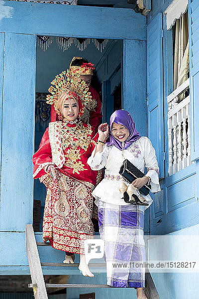 Eine Braut bei einer traditionellen Sulawesi-Hochzeit  Makassar  Sulawesi  Indonesien  Südostasien  Asien