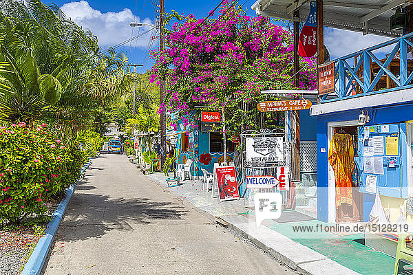 Bunte Geschäfte in Port Elizabeth  Admiralty Bay  Bequia  Die Grenadinen  St. Vincent und die Grenadinen  Inseln über dem Winde  Westindien  Karibik  Mittelamerika