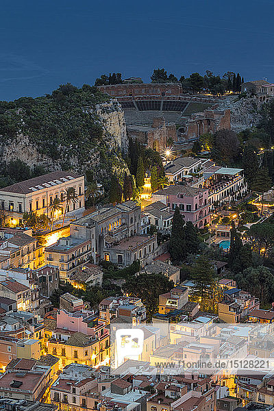 Blick hinunter auf das Stadtzentrum und das antike griechische Theater in der Abenddämmerung  Taormina  Sizilien  Italien  Europa