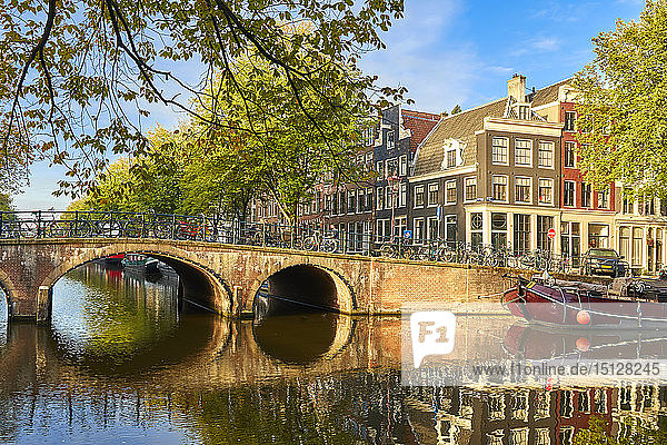 Houses and bridge where Keizersgracht meets Brouwersgracht  Amsterdam  North Holland  The Netherlands  Europe