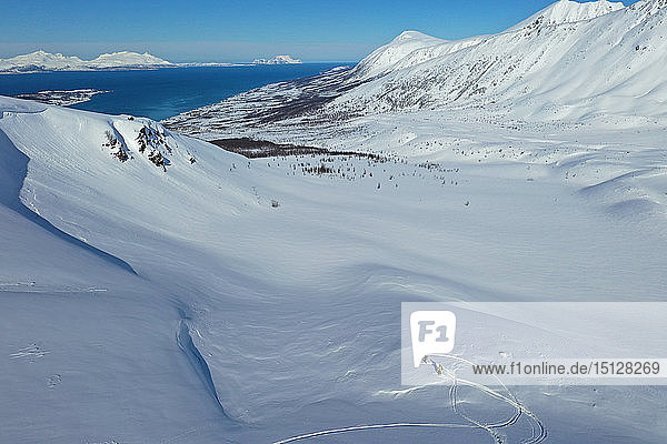 Drohnenansicht der Lyngen-Alpen  Nordlenangen  Halbinsel Lyngen  Provinz Troms  Norwegen  Skandinavien  Europa