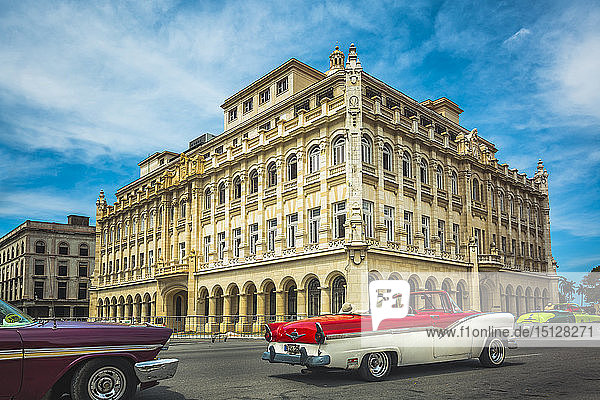 Alte Oldtimer und der ehemalige Präsidentenpalast  das Museum der Revolution in Alt-Havanna  Kuba  Westindien  Karibik  Mittelamerika
