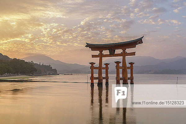 Torii-Tor des Itsukushima-Schreins  UNESCO-Weltkulturerbe  Miyajima  Präfektur Hiroshima  Japan  Asien