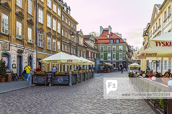 Eine Straßenszene in der Neustadt in Warschau  Polen  Europa