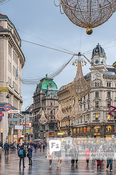 Weihnachtsbeleuchtung in der Abenddämmerung in der Wiener Innenstadt am Graben  Wien  Österreich  Europa