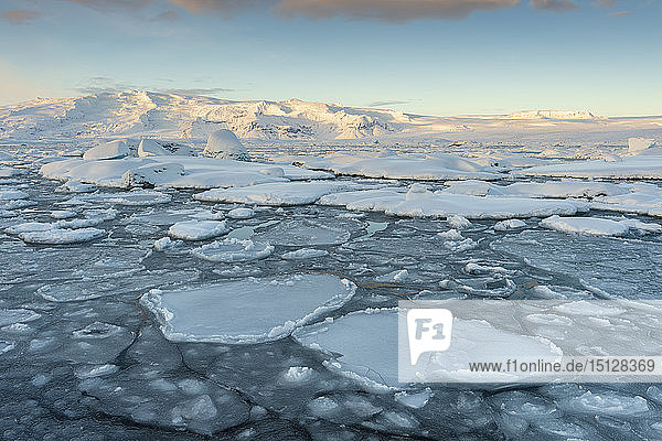 Eisformationen im Winter in der Lagune Jokulsarlon  Jokulsarlon  Südisland  Island  Polarregionen