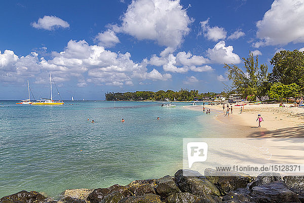 Blick auf Strand und Karibisches Meer in Holetown  Barbados  Westindien  Karibik  Mittelamerika