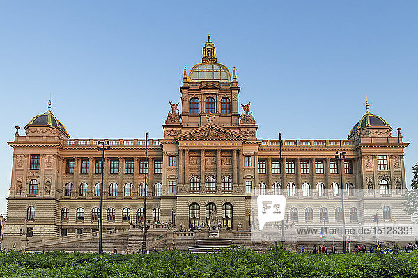 Das Nationalmuseum (Narodni muzeum) im Neustädter Viertel vom Wenzelsplatz aus gesehen  Prag  Böhmen  Tschechische Republik
