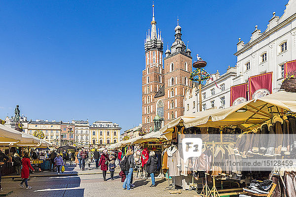 Marienbasilika auf dem Hauptplatz der mittelalterlichen Altstadt von Krakau  UNESCO-Weltkulturerbe  in Krakau  Polen  Europa