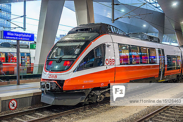 OBB-Talent-Triebwagenzug am Wiener Hauptbahnhof  Österreich  Europa