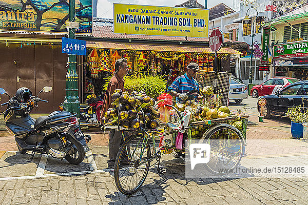 Ein mobiler Kokosnussverkäufer und sein Stand in Little India  George Town  Insel Penang  Malaysia  Südostasien  Asien
