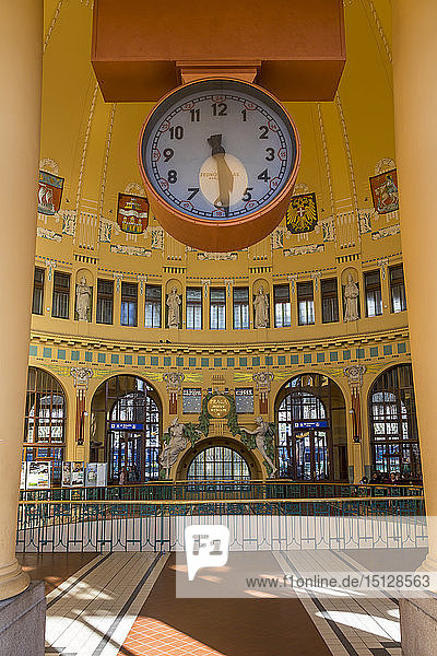 Historische Eingangshalle des Hauptbahnhofs  Prag  Böhmen  Tschechische Republik  Europa