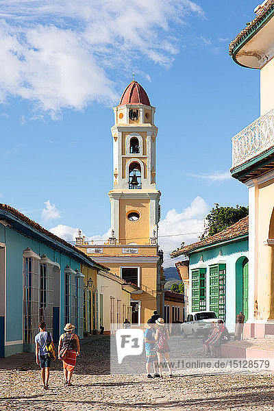 Touristen und Glockenturm in Trinidad  UNESCO-Weltkulturerbe  Sancti Spiritus  Kuba  Westindien  Karibik  Mittelamerika