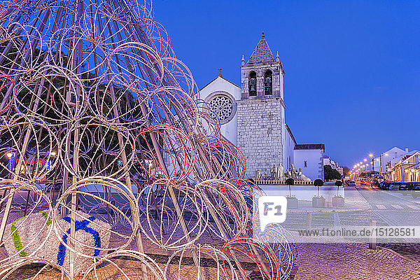 Beleuchteter moderner Weihnachtsbaum vor der Pfarrkirche  Alcochete  Provinz Setubal  Portugal  Europa