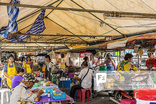 Der lokale Nachtmarkt in der Altstadt von Phuket  Phuket  Thailand  Südostasien  Asien