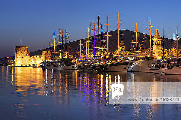 Hafen am Meer und Festung Kamerlengo  Altstadt von Trogir  UNESCO-Weltkulturerbe  Dalmatien  Kroatien  Europa