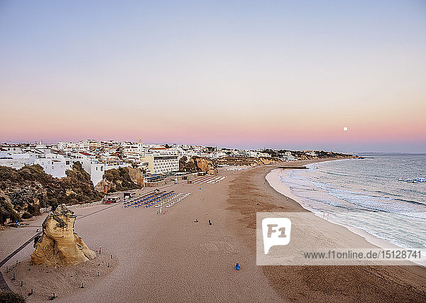 Paneco Strand in der Abenddämmerung  Blick von oben  Albufeira  Algarve  Portugal  Europa