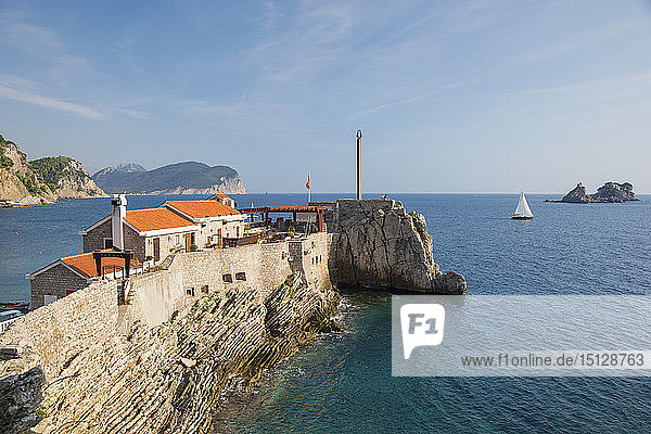 View along cliffs to 16th century Venetian fortress overlooking the Adriatic Sea  Petrovac  Budva  Montenegro  Europe