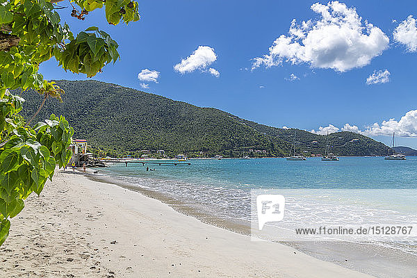 Blick auf den Strand von Cane Garden Bay  Tortola  Britische Jungferninseln  Westindien  Karibik  Mittelamerika