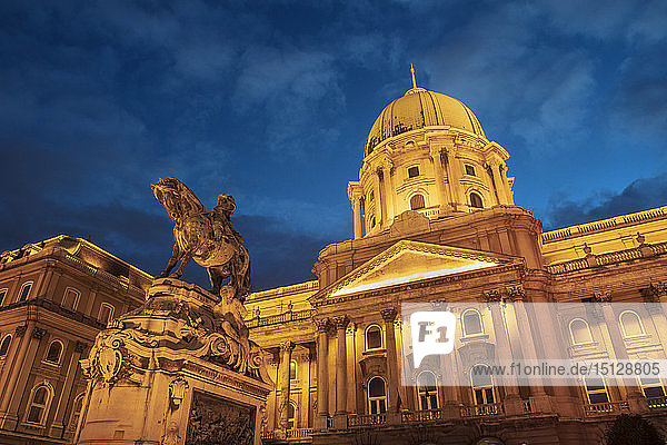 Königspalast bei Nacht  Burg Buda  UNESCO-Weltkulturerbe  Budapest  Ungarn  Europa