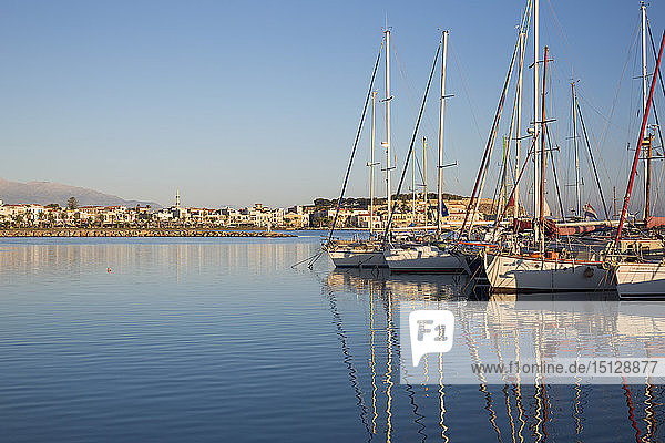 Yachten spiegeln sich im ruhigen Wasser des Yachthafens  früher Morgen  Rethymno (Rethymnon)  Kreta  Griechische Inseln  Griechenland  Europa
