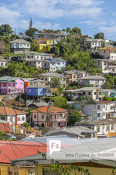 Blick auf farbenfrohe Häuser mit Blick auf den Carnarge von St. George's  Grenada  Inseln über dem Winde  Westindien  Karibik  Mittelamerika
