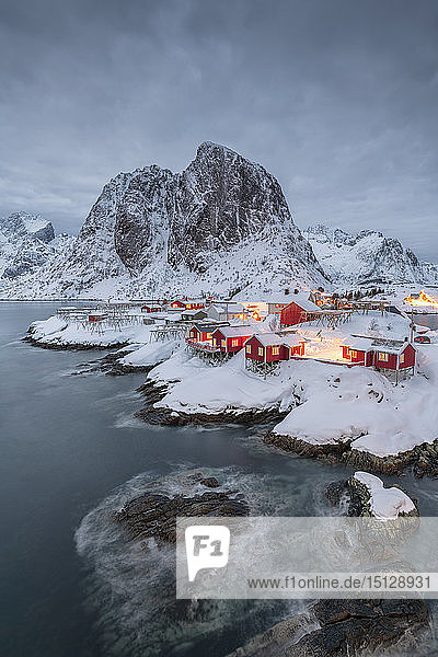 Das Dorf Hamnoy in einer Winterlandschaft  Reine  Lilandstindan  Moskenesoya  Lofoten  Nordland  Arktis  Norwegen  Europa