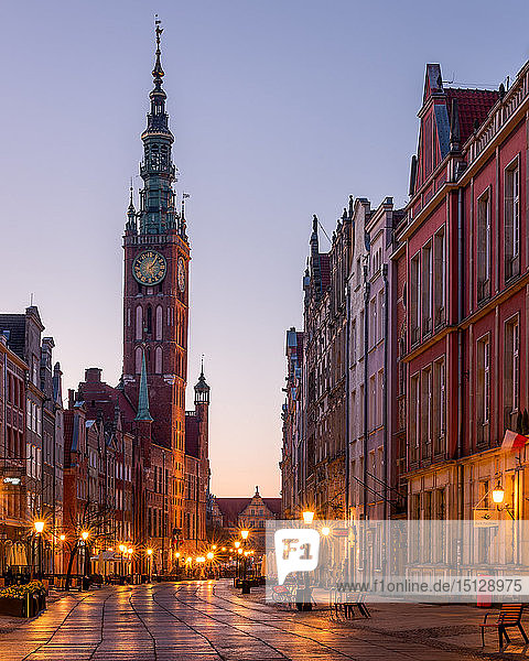 Dlugi Targ Straße mit Blick auf den Uhrenturm des Museums bei Nacht  Danzig  Polen  Europa