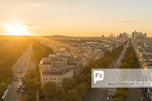 Blick vom Arc de Triomphe bei Sonnenuntergang  mit La Defense in der Ferne auf der rechten Seite  Paris  Frankreich  Europa