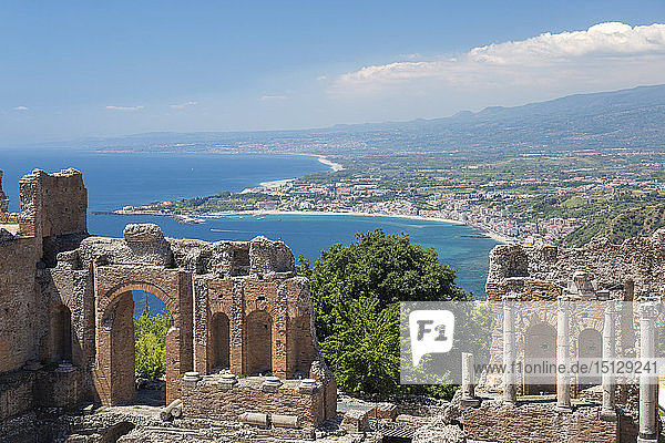 Blick vom Griechischen Theater über die Bucht von Naxos auf die entfernten Giardini-Naxos  Taormina  Messina  Sizilien  Italien  Mittelmeer  Europa