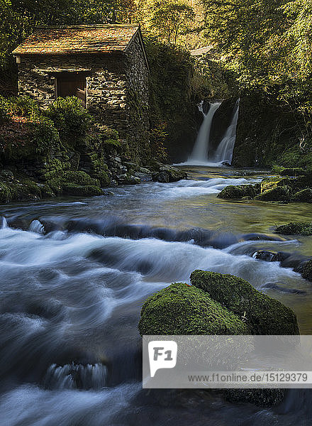 Rydal Falls und The Grot  das Sommerhaus zur Beobachtung des Wasserfalls  Rydal Hall  Ambleside  Lake District National Park  UNESCO-Weltkulturerbe  Cumbria  England  Vereinigtes Königreich  Europa
