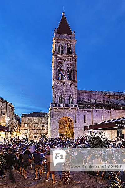 Restaurants und Cafés am Hauptplatz  St. Laurentius Kathedrale  Trogir  UNESCO Weltkulturerbe  Dalmatien  Kroatien  Europa