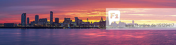 Panoramablick auf die Liverpooler Uferpromenade mit fantastischem Sonnenaufgang  Liverpool  Merseyside  England  Vereinigtes Königreich  Europa