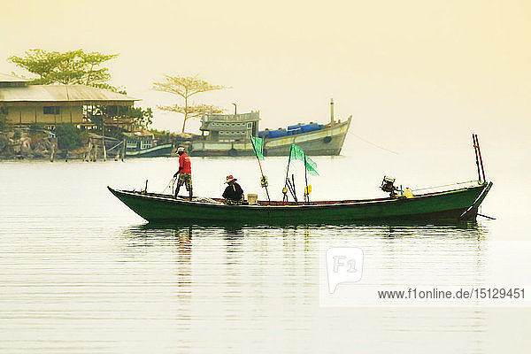 Fischerboot in der Morgendämmerung vor der Ostküste dieser Ferieninsel  Saracen Bay  Koh Rong Sanloem Island  Sihanoukville  Kambodscha  Indochina  Südostasien  Asien