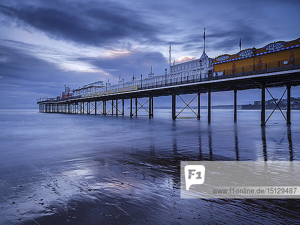 Der fotogene Pier in der Abenddämmerung in Paignton  Devon England  Vereinigtes Königreich  Europa