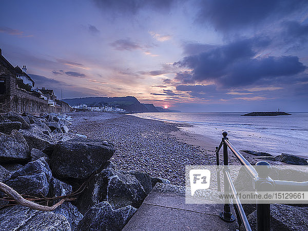 Sonnenaufgang am Strand der malerischen Küstenstadt Sidmouth  Devon  England  Vereinigtes Königreich  Europa