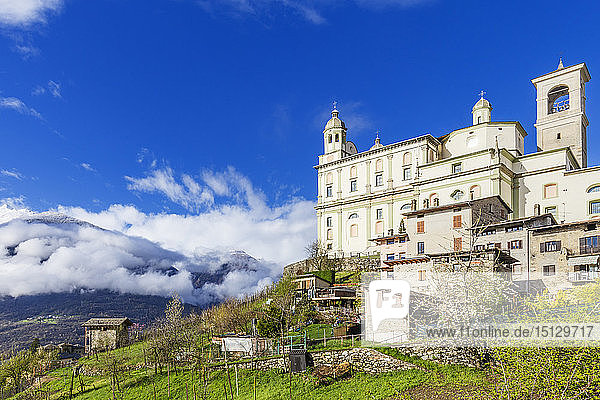 Kirche von Santa casa im Frühling  Tresivio  Valtellina  Provinz Sondrio  Italien  Europa