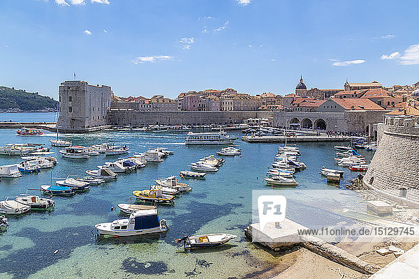 Blick auf den Hafen  die Altstadt von Dubrovnik  UNESCO-Weltkulturerbe  und das Adriatische Meer  Dubrovnik  Dalmatien  Kroatien  Europa