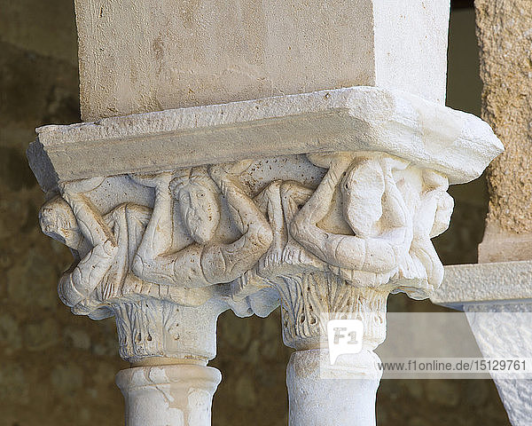 Fein geschnitztes Kapitell auf Säulen im Kreuzgang der arabisch-normannischen Kathedrale  UNESCO-Weltkulturerbe  Cefalu  Palermo  Sizilien  Italien  Mittelmeer  Europa
